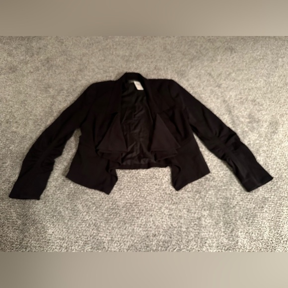 NIEMAN MARCUS 8 M Black Gabardine Open Waterfall Ruffle Blazer Jacket R $220 - Picture 3 of 8